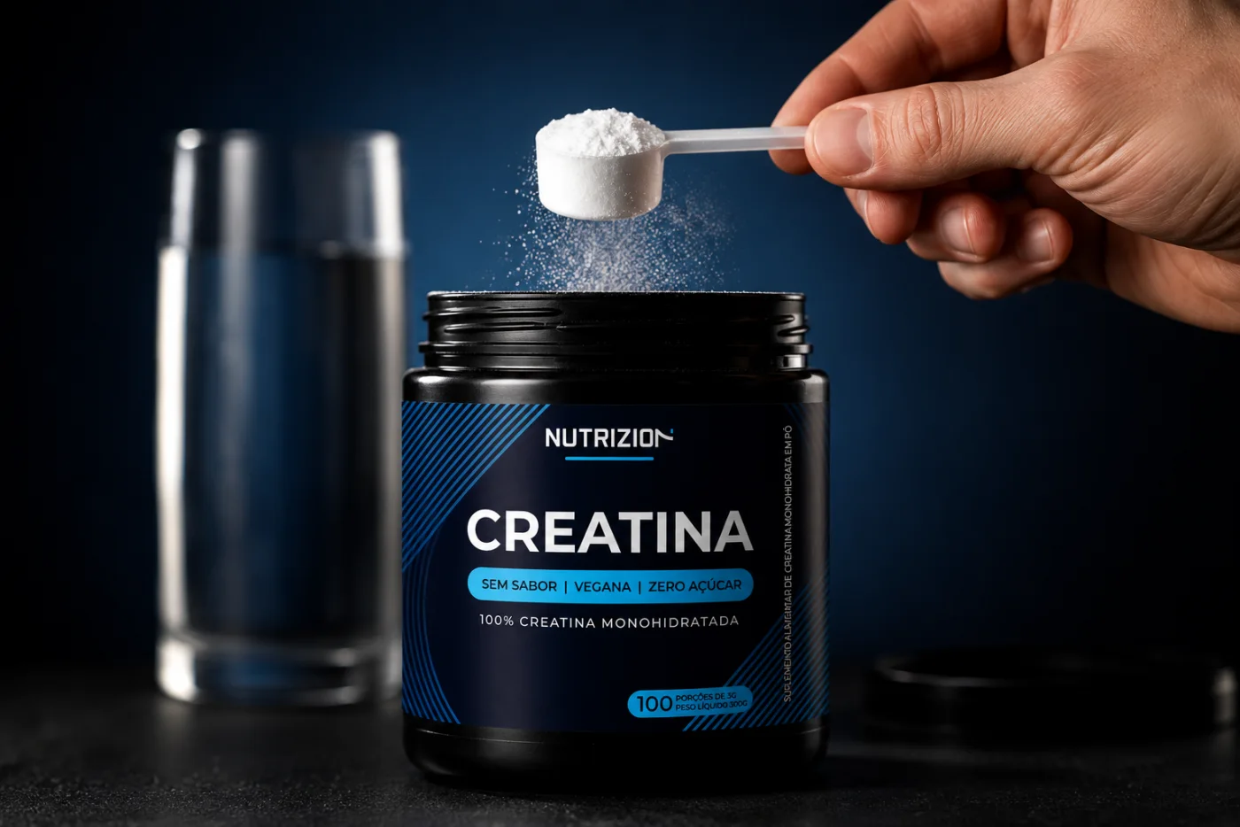 Dosador de 3g da Creatina Nutrizion sendo preparado